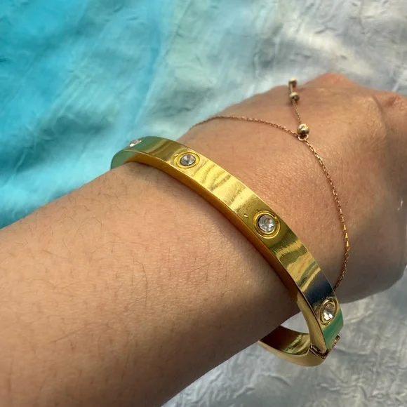 Elegant 18K Gold plated Bracelet with Crystal Accents

Stainless Steel - Picture 6 of 7